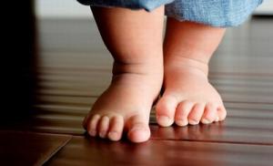 Первые шаги: как выбрать самую лучшую обувь для ребенка, начинающего ходить