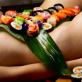Едим суши с тела девушки: ниотамори Раскладывают суши на теле девушки